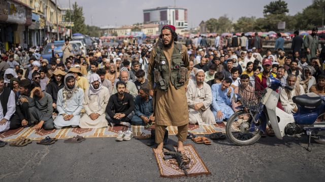 Tálibán se vrací k brutální minulosti. Pověsil na jeřáb v Herátu mrtvé tělo